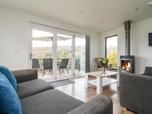 a living room with a couch and a fireplace at Oakwood in Par