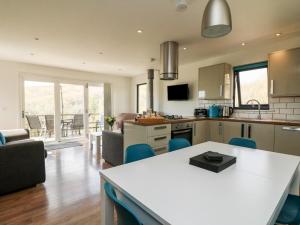 a kitchen and living room with a table and chairs at Oakwood in Par