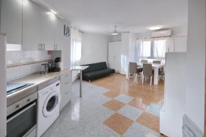een keuken en een woonkamer met een bank en een tafel bij Apartamento Adan in Playa Honda