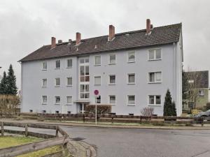um grande edifício branco no lado de uma rua em Ferienwohnung Friedrich Ulrich em Volfembutel