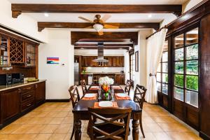 En restaurant eller et spisested på Dream House in prestigious Hacienda Pinilla