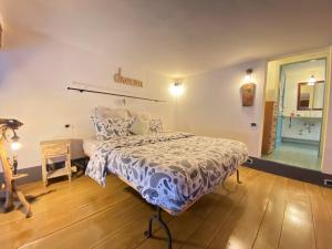 Schlafzimmer mit einem Bett, einem Tisch und einem Spiegel in der Unterkunft Gioielli Di Priori in Perugia