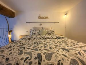 A bed or beds in a room at Gioielli Di Priori