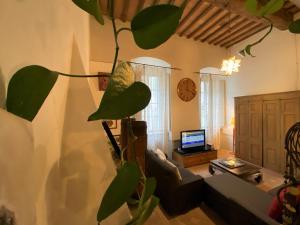 A television and/or entertainment centre at Gioielli Di Priori