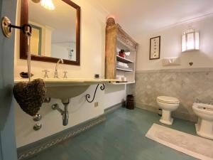A bathroom at Gioielli Di Priori