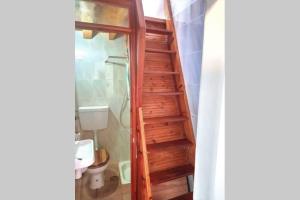 scala in legno in bagno con servizi igienici di Casinha de Aldeia no coração da Costa Vicentina a Vila do Bispo Altre 6 foto