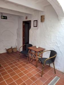 - une table et des chaises dans une chambre dotée de carrelage dans l'établissement Port Antic Ciutadella by My Rooms Hotels, à Ciutadella