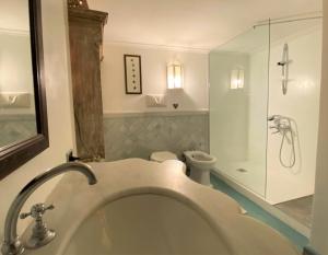 A bathroom at Gioielli Di Priori