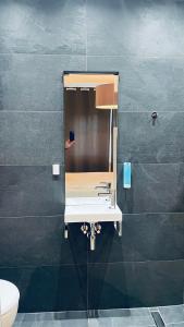 bagno con lavandino bianco e specchio di smart&beautiful Guesthouse a Nordkirchen