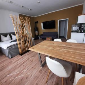 ein Wohnzimmer mit einem Tisch und einem Bett in der Unterkunft business-lodging Apartmenthaus in Höhr-Grenzhausen
