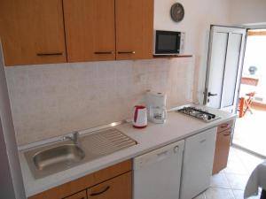 Kuchyňa alebo kuchynka v ubytovaní Studio Apartment in Hvar Town with Terrace, Air Conditioning, Wi-Fi, Dishwasher (4858-3)