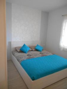 Postel nebo postele na pokoji v ubytování Studio Apartment in Hvar Town with Terrace, Air Conditioning, Wi-Fi, Dishwasher (4858-3)