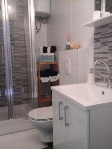 Koupelna v ubytování Studio Apartment in Hvar Town with Balcony, Air Conditioning, Wi-Fi, Dishwasher (4858-1)