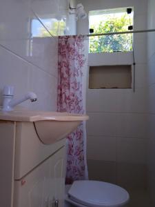Studio em Arraial في أرايال دو كابو: حمام مع حوض ومرحاض ونافذة