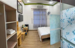 a hospital room with a bed and a shower at Resort Ngoc Linh in Ấp Tân An (1)