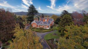 uma vista aérea de uma grande casa vermelha em Arcoona Manor em Deloraine