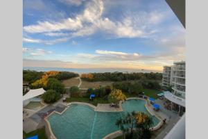 Pemandangan kolam renang di Ocean Bliss - Top floor beachfront studio with amazing views ! atau berdekatan