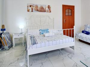 ジビジノにあるMuszelkaの白い部屋の白いベッド