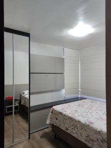 Apartamento no Residencial Vert em Bento Gonçalves-RS tesisinde bir odada yatak veya yataklar