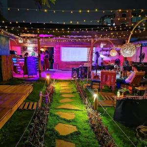 un escenario con luces y un pasillo de hierba en La Maison de Canelya en Cotonú