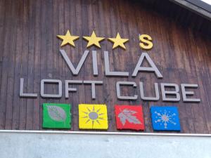 un cartello per un golf club di Louis Ville in un edificio di Vila LOFT CUBE a Sinaia