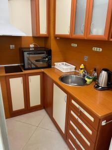 Кухня или мини-кухня в Top Central/Location 2 Bdr , 2 Bathroom Apartment
