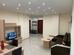 sala de estar con sofá y TV en Top Central/Location 2 Bdr , 2 Bathroom Apartment en Varna