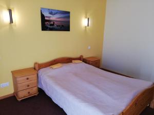 1 dormitorio con 1 cama, vestidor y una foto en Rēderi, en Roja