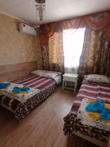 Giường trong phòng chung tại Guest House "U Svetlany"