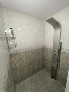 Ванная комната в Top Central/Location 2 Bdr , 2 Bathroom Apartment