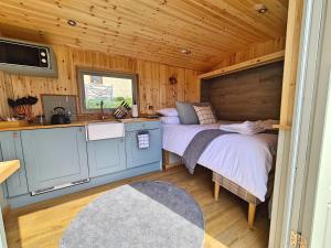Postel nebo postele na pokoji v ubytování Peak District Shepherds Hut + 37 fotografií