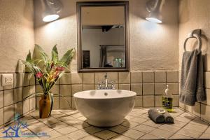 baño con lavabo grande y espejo en Casa Koda Beach Front, en Cocles