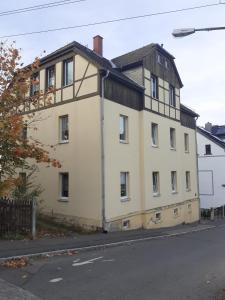 un grand bâtiment blanc sur le côté d'une rue dans l'établissement Ferienwohnungen Bernd Krügel, à Zwickau