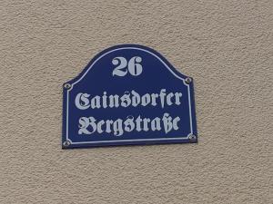 un signe bleu sur le côté d'une paroi dans l'établissement Ferienwohnungen Bernd Krügel, à Zwickau