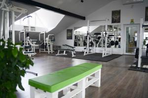 a gym with a green bench in a room at Style Hotel in Ungheni