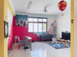 a living room filled with furniture and a red wall at 台東醇旅旅宿-民宿編號1417 in Lijia