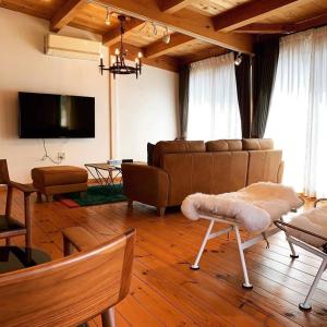 sala de estar con sofá y mesa en Enako Villas, en Takayama