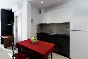 Kuchyň nebo kuchyňský kout v ubytování Athena Center Apartments