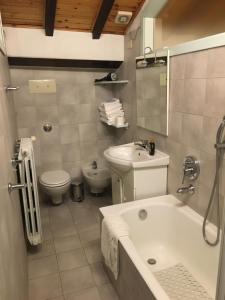 A bathroom at Casa Mario Lupo - Apartments and Rooms