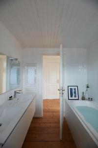 Kamar mandi di O DELA DE L'O, LE 64 - maison d'hôtes de charme entre Côte d'Albâtre et Baie de Somme