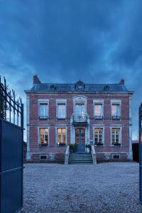 Un grand bâtiment en briques avec un escalier se trouve devant. dans l'établissement O DELA DE L'O, LE 64 - maison d'hôtes de charme entre Côte d'Albâtre et Baie de Somme, à Eu