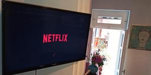 um ecrã de televisão com o sinal de netflix em Chanialiving Venetian Luxury House em Chania Town
