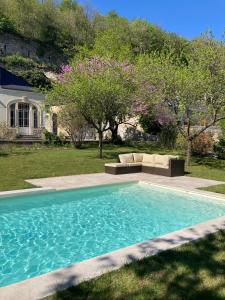 a swimming pool in the yard of a house at Les Hauts de Grillemont in Cinq-Mars-la-Pile