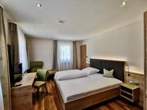 Postel nebo postele na pokoji v ubytování Hotel-Gasthaus zur Eiche