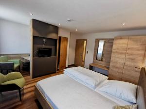 Postel nebo postele na pokoji v ubytování Hotel-Gasthaus zur Eiche