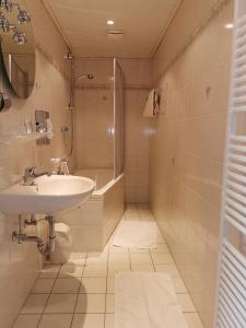 een badkamer met een wastafel, een douche en een toilet bij Gasthaus zur Eiche in Hausach