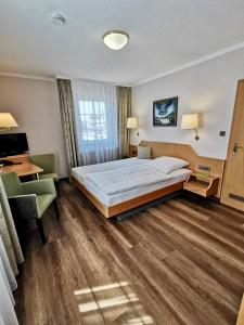 Postel nebo postele na pokoji v ubytování Hotel-Gasthaus zur Eiche