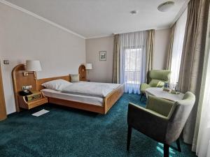 Postel nebo postele na pokoji v ubytování Hotel-Gasthaus zur Eiche
