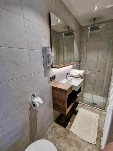 ハウザッハにあるGasthaus zur Eicheのバスルーム(トイレ、洗面台、シャワー付)
