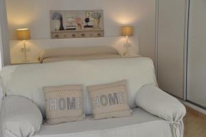 Una cama blanca con dos almohadas encima. en Valencia City Center New Apartments, en Valencia